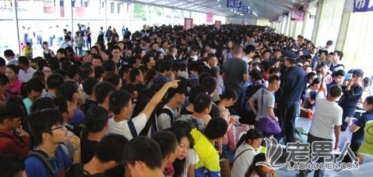 >长沙西站近5千人滞留 旅客冲进发车区抢座