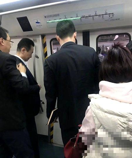 王健林配眼镜后坐地铁被偶遇 网友：我居然和首富同款座驾