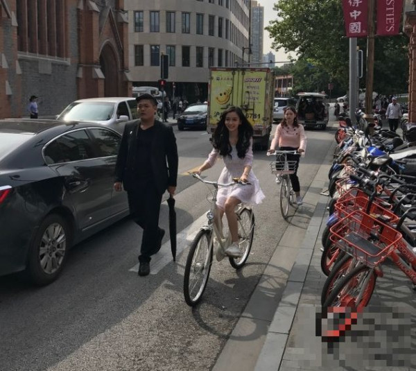 >网友拍到Angelababy上海骑行 穿清新白裙似女大学生（图）