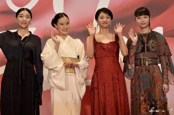 >日本银幕“四女神”亮相 苍井优着和服甜笑如花(图)