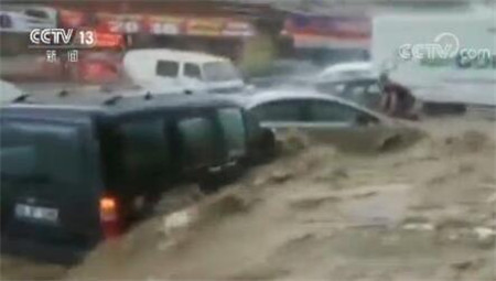 >安卡拉暴雨致洪水 不少车辆被洪水淹没