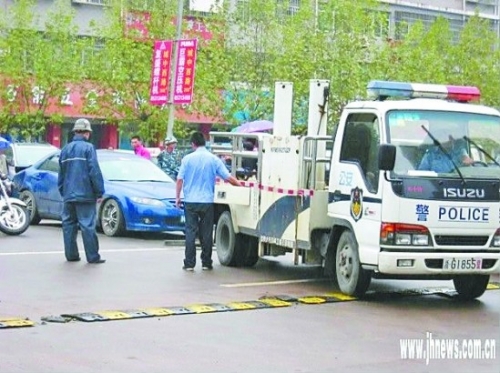 >黎恩旺街头连砍两车 宝马与马6闹市疯狂飙车 两车人街头互砍(图)