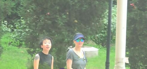 终于拍到母女同框！王菲与窦靖童悠闲散步出门散心有说有笑