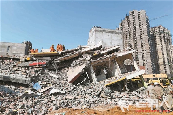 印度楼房发生倒塌事故 致50人被埋已有9人遇难