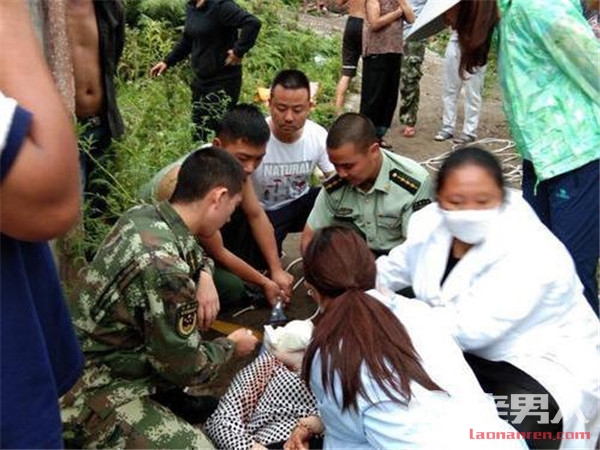 怒江拍照失足坠崖 2名受伤游客已送医院救治