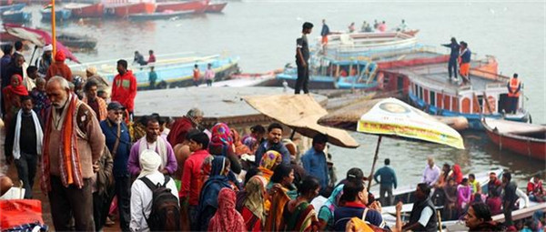 印度总理莫迪河中沐浴 为民祈福还给环卫工人洗脚