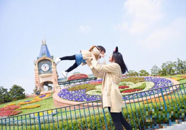 张梓琳携女庆生，迪士尼游玩