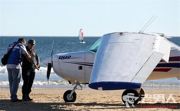 飞机迫降海滩致两人遇难 一个56岁另一个年仅8岁
