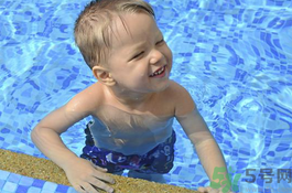 宝宝游泳水温多少合适?宝宝游泳多少温度合适?