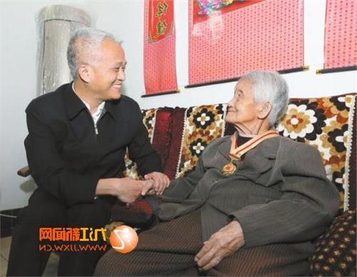 杨伟东老婆 九江市委书记杨伟东为老红军颁发长征胜利八十周年纪念章