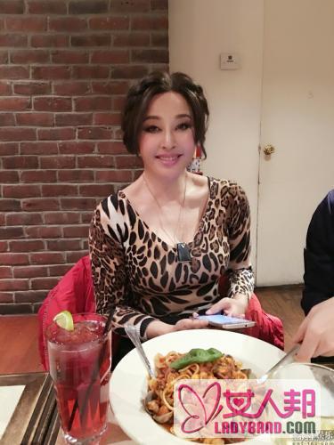 刘晓庆现身纽约用餐 着豹纹性感低胸衣(图)