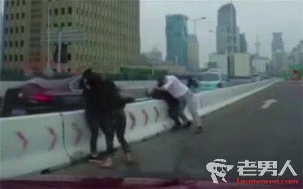上海高架停车互殴 两男两女互相扭打均被罚