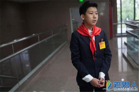 柳博列席深圳政协会议 13岁穿阿玛尼引争议父母被扒