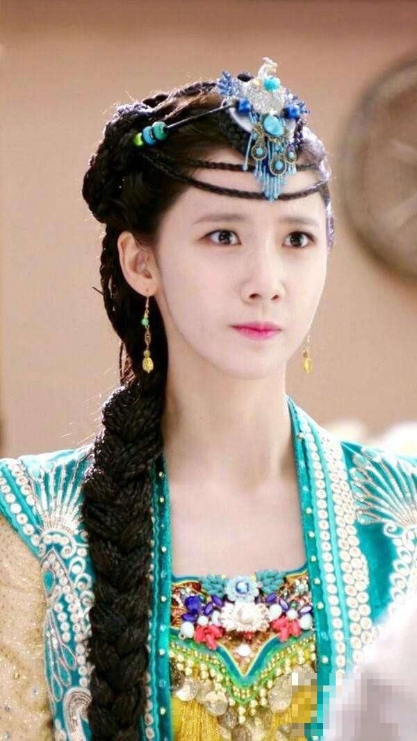 韩国女星张娜拉和林允儿穿中国古装比拼, 你觉得谁最漂亮?