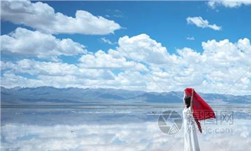 >茶卡盐湖天空之镜 “天空之镜”茶卡盐湖变垃圾场 景区呼吁文明旅游