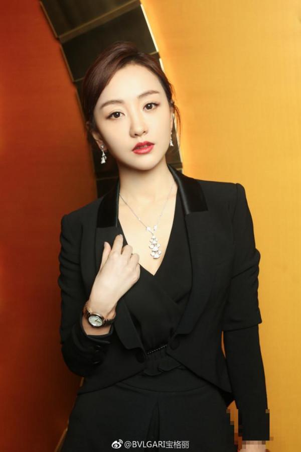 杨蓉为BVLGARI宝格丽性感代言，黑色低胸套装性感撩人！网友：很有料