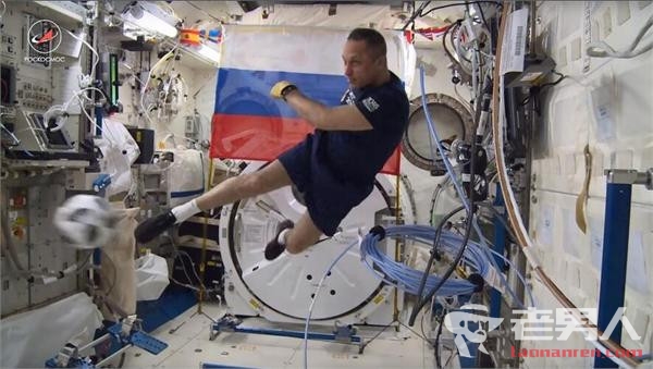 俄宇航员太空踢球 展示众多球星独家技巧