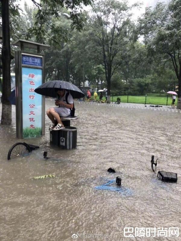 北京大雨马路变河流 北京男困垃圾桶上车被淹