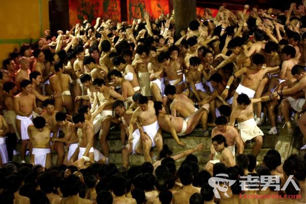 实拍日本裸祭节 数千名男子裸体实在辣眼