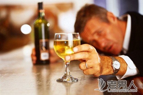 >喝酒的男人要注意 小心影响生育能力