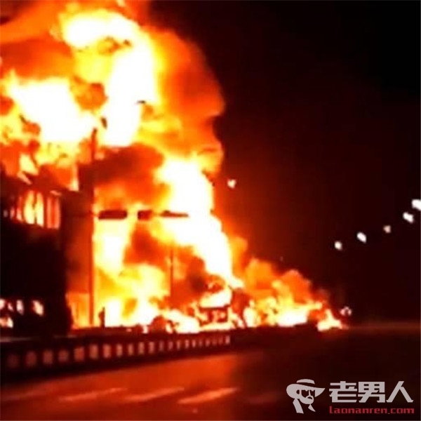 安徽颍上两车相撞引燃民房 火势猛烈已致8死4伤