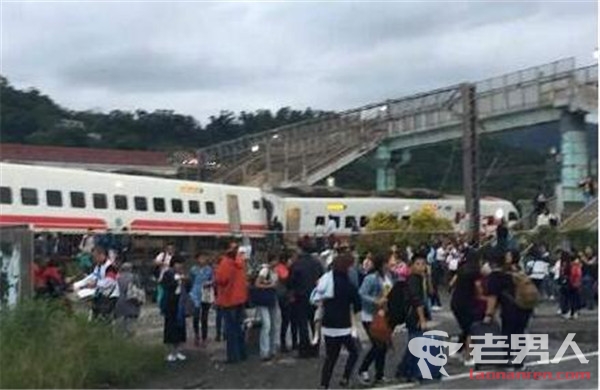 台湾火车出轨事故超200人死伤 两名大陆游客受伤