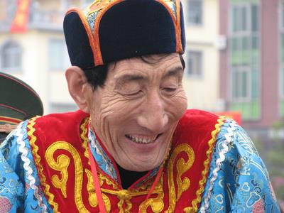 >【鲍喜顺怎么去世的】世界第一高人去世内幕中国第一高人鲍喜顺婚礼儿子