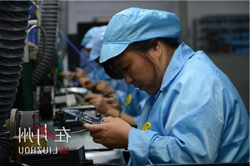 王富玉有几个孩子 王富玉:贵州不仅是三个大省 在装备制造和电子工业上也有优势