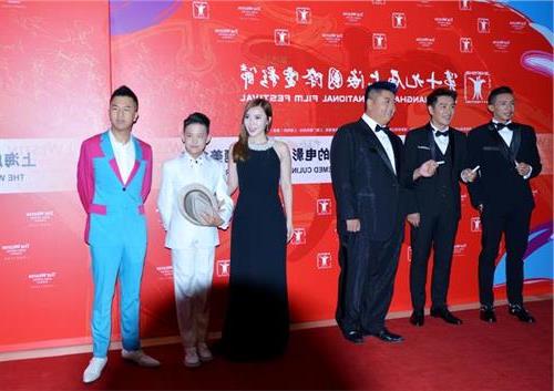 >梅派第四代传人巴特尔 巴特尔一身上海少爷范儿 亮相上海国际电影节