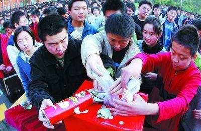 河南副省长王菊梅为3岁白血病儿童捐500元(图)