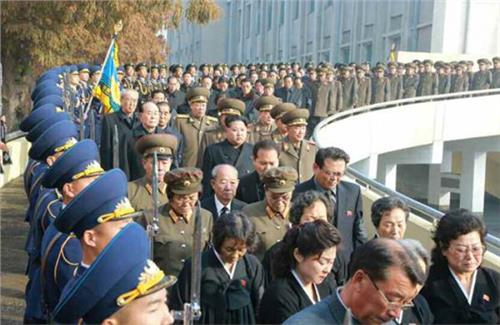 李乙雪为何是元帅 朝鲜公民军元帅李乙雪大葬 金正恩为其送别