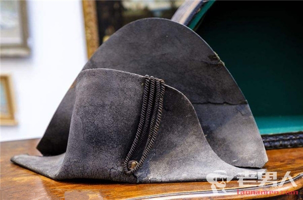 >拿破仑双角帽在法国拍卖 买主以35万欧元落槌成交