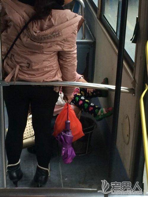 >母亲让女儿在公交车垃圾桶拉屎