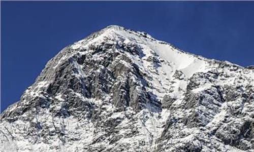 >玉龙雪山滑雪场 玉龙雪山 国内海拔最高索道 游客可轻松登顶