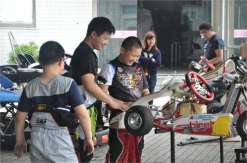 程丛夫家庭背景 中国首位F1车手是谁?F1车手多大了个人资料 家庭背景 成长经历