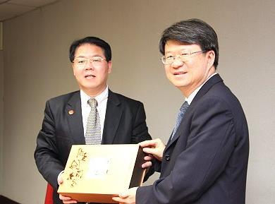 厦门大学朱崇实 厦门大学校长朱崇实一行访问台湾政治大学(图)