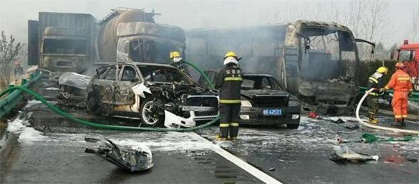 11月15日安徽车祸最新消息 30余辆车连环相撞致18人死亡