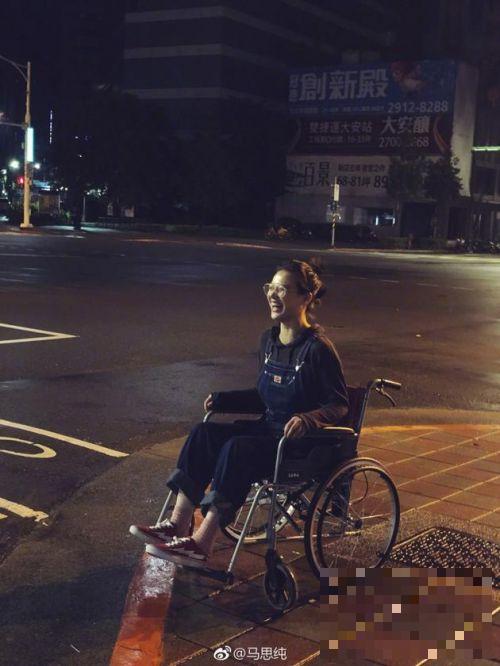 马思纯因脚伤未能走颁奖礼红毯 坐轮椅现身台北街头超可爱