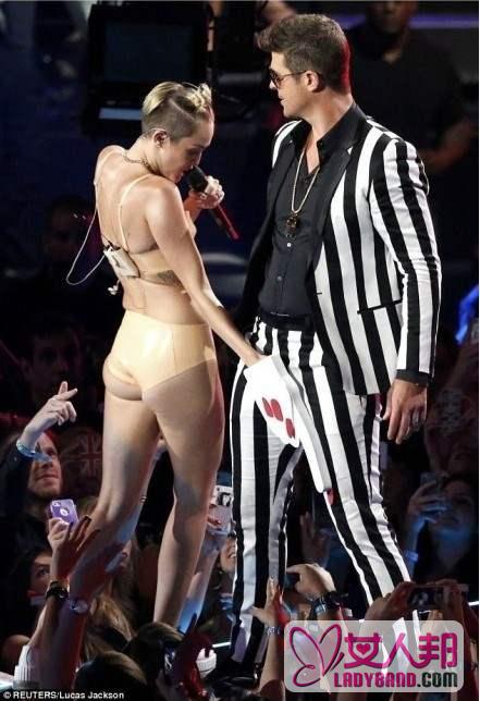 Miley Cyrus骚宾VMA疯狂表演 嘉宾表情成亮点史密斯一家惊呆了