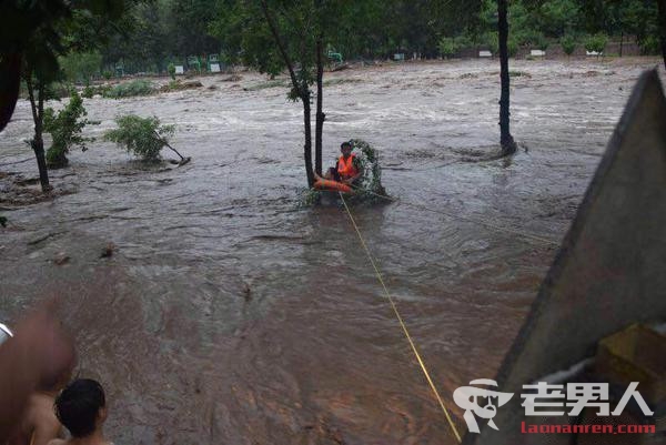 北京暴雨怀柔山洪 女司机被困紧抱大树等待救援