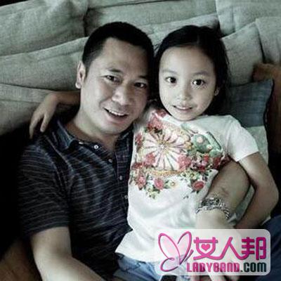 赵薇晒老公女儿照片 回应离婚传闻