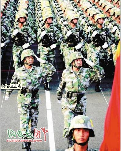 邓志平少将 新干籍少将邓志平领队接受检阅