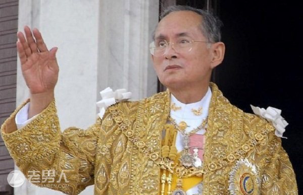 >普密蓬国王去世享年89岁 泰国未来局势备受关注