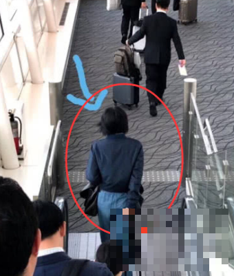 王菲日本旅行被网友偶遇  走路带风太有型了！