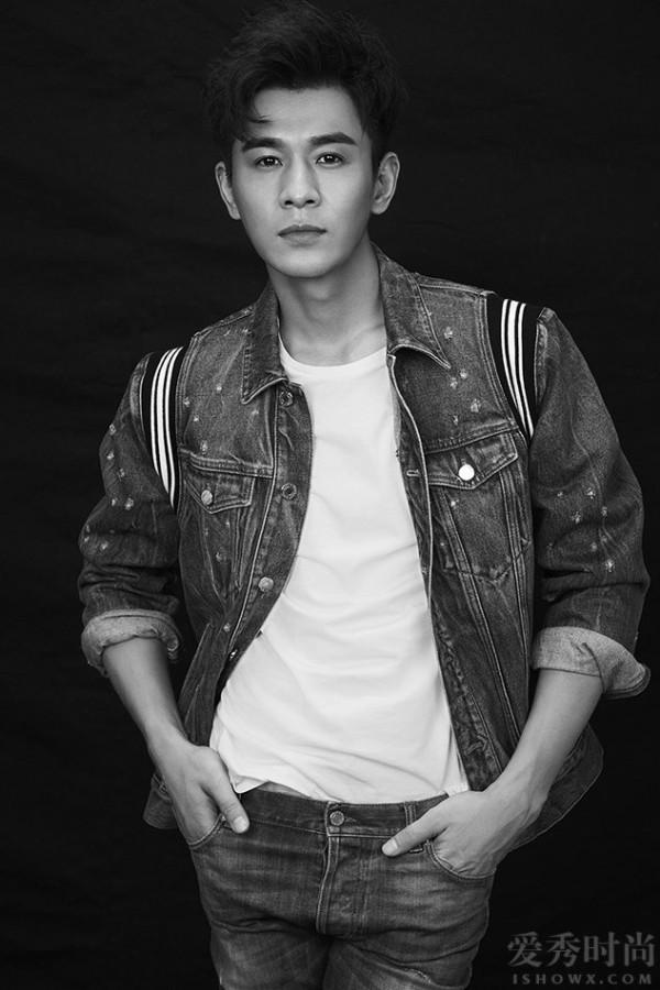 乔振宇最新写真上线 黑白色调演绎熟男魅力