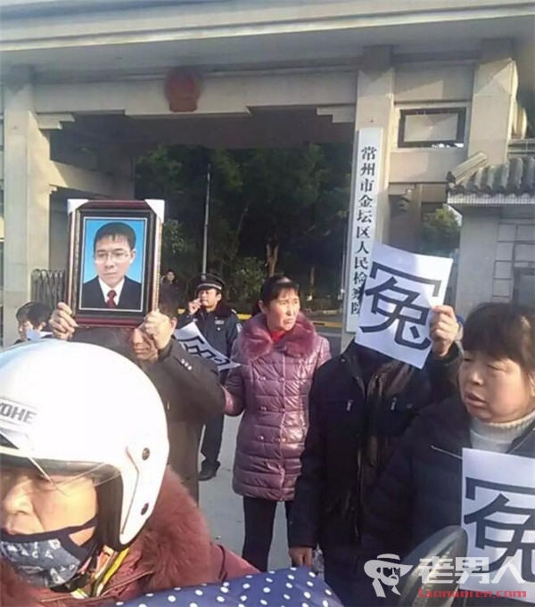 江苏49岁律师身中30刀死在家中 警方复核认定自杀