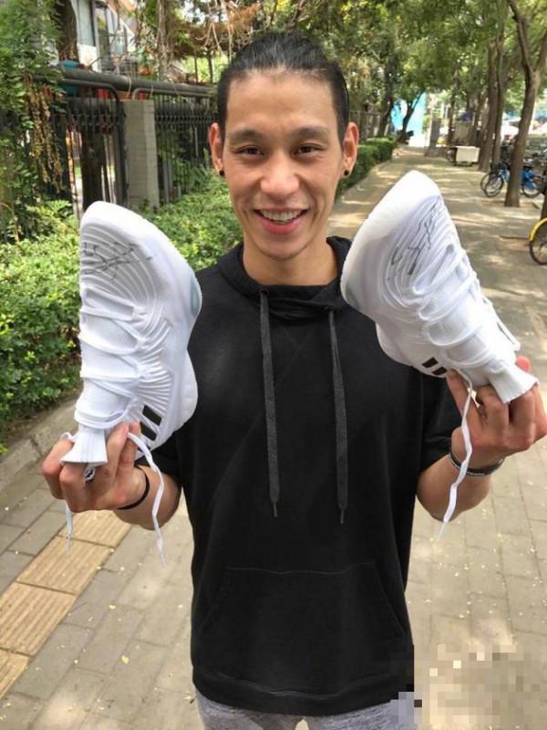 林书豪北京三里屯藏签名球鞋 谁第一会找到？