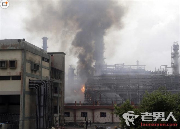孟买炼油厂突发大火 火灾造成超20人受伤