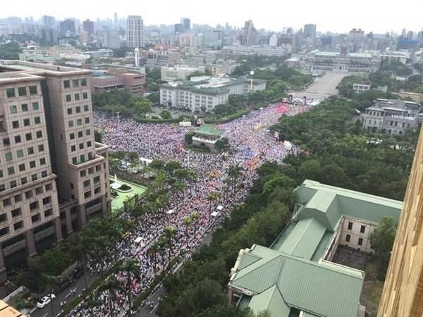 10万人抗议蔡英文 为什么蔡英文会翻脸不认人？