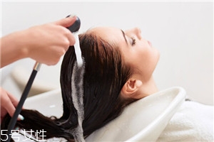 >洗头发的注意事项 6大洗头发错误方法